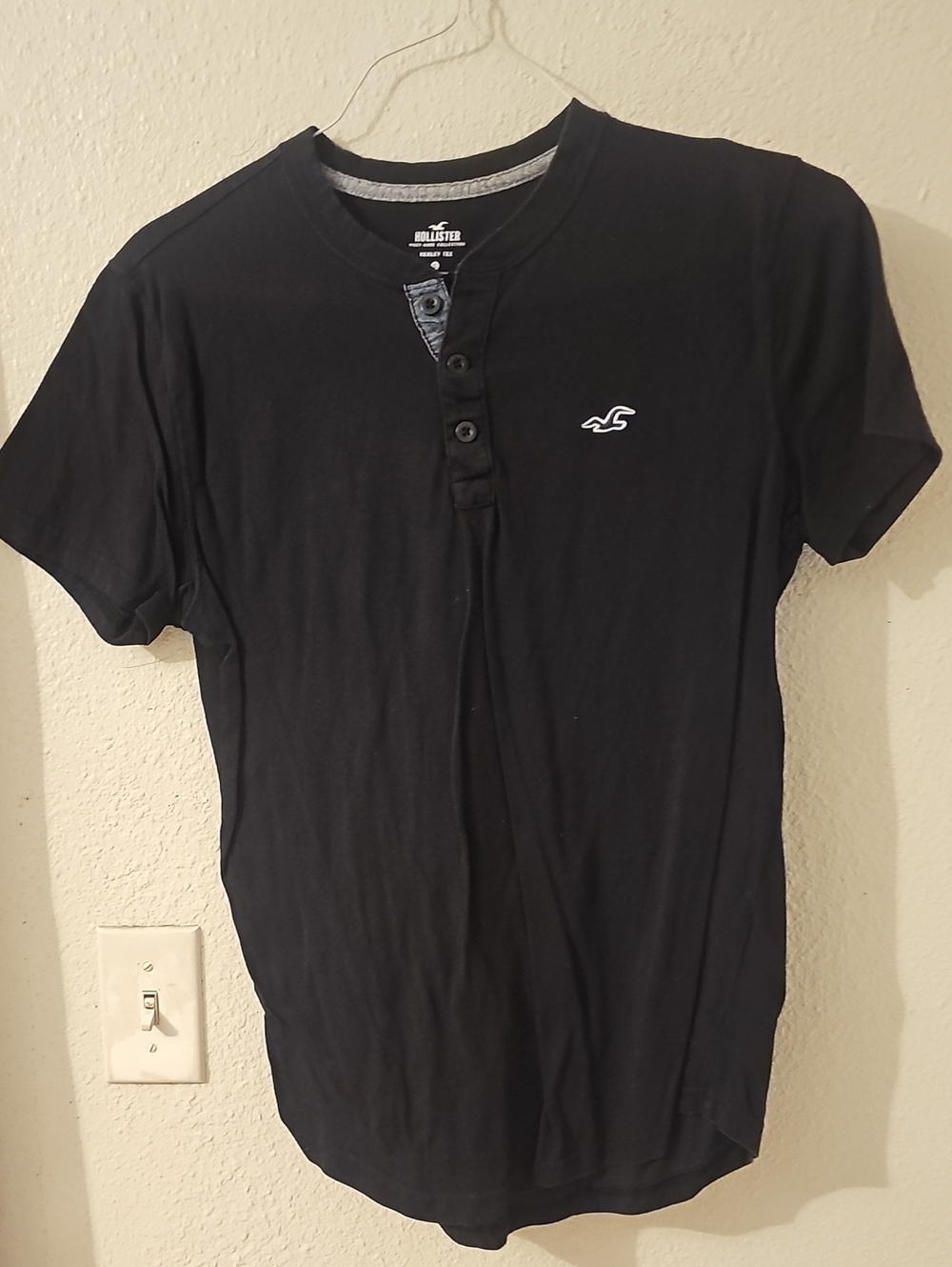 Hollister Men’s Black Short-Sleeve Henley with Contrast Trim